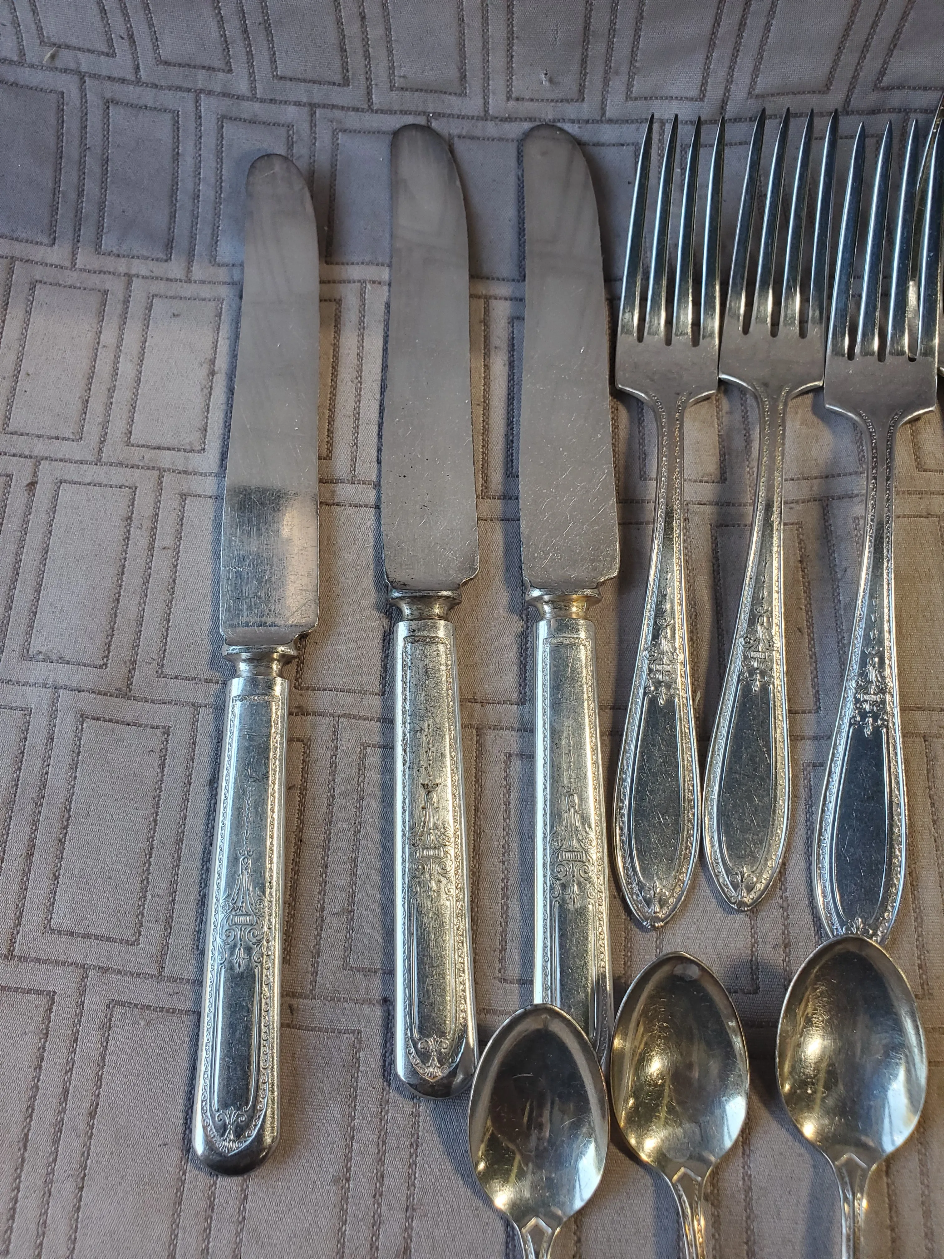 15 Piece W.M. Rogers and Son Flatware Set