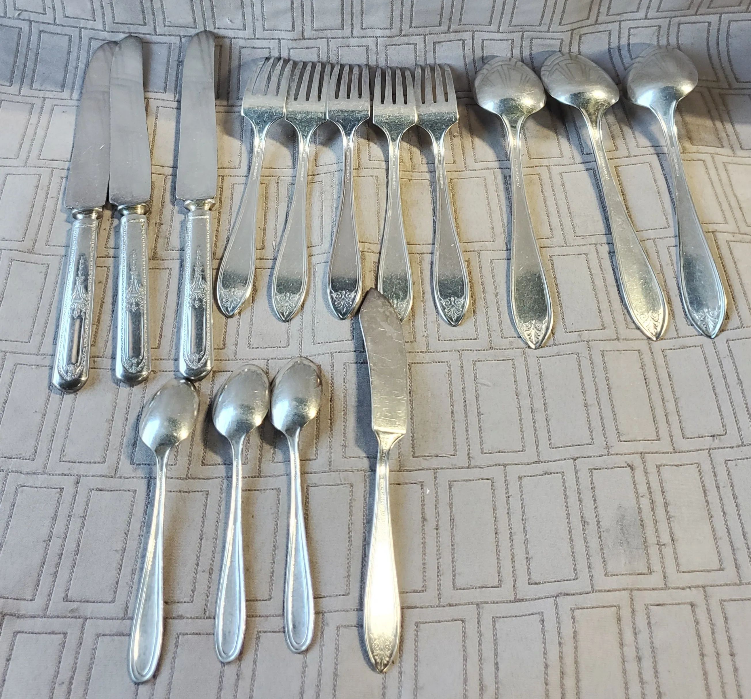 15 Piece W.M. Rogers and Son Flatware Set